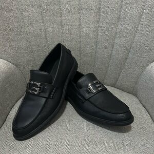 Like NEW mens Guess slip on loafers size 9